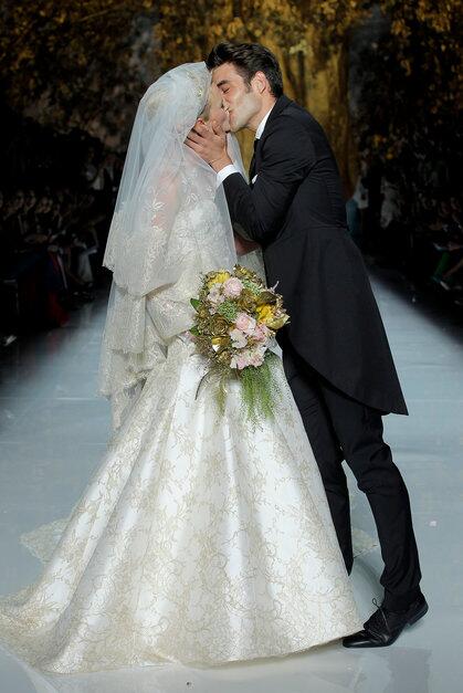 atelieroui's tweet photo. Foi lindo o encerramento do desfile Pronovias 2014 na Barcelona Bridal Week! <3 #pronovias2014 http://t.co/lvday8FQmG