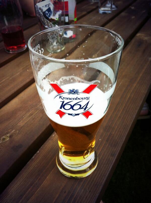 Enjoying a @1664Kronenbourg with @MoriartySarah. Chin up @PingNathanLish @wolfie_10 #lovingthesun