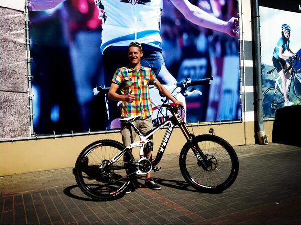 TREKROCKSTAR's tweet photo. Ari @raivisjansons ticis pie sava jauna velo! Trek Session 9.9 http://t.co/AbTZK4Q3D2