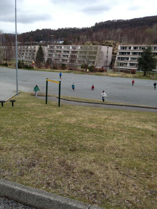 Martesenneseth's tweet photo. Skal aldri gå forbi en fotballbane igjen så lenge jeg er russ: http://t.co/MCgUkEgXtY