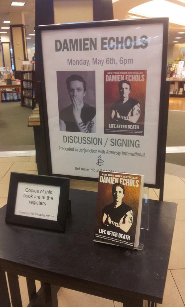 nataliamantini's tweet image. @damienechols nice chat tonight at @Barnes&amp;amp;Noble #Tribeca thanks for the book dedication #personaltreasure