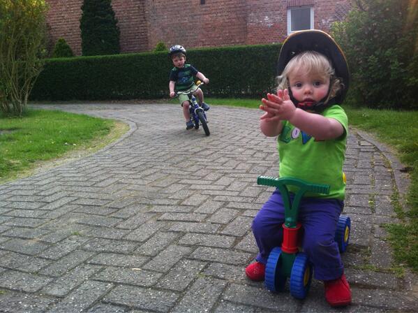 winters_w's tweet image. Stan preparing for #TourDeFrance2025 #crowdcheering #applause