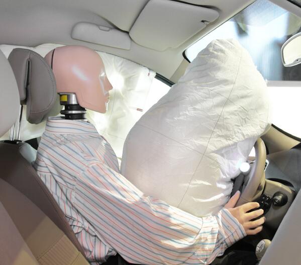 LearnGoTraffic's tweet image. Keep children under 12 and under in the backseat, away from the airbag areas