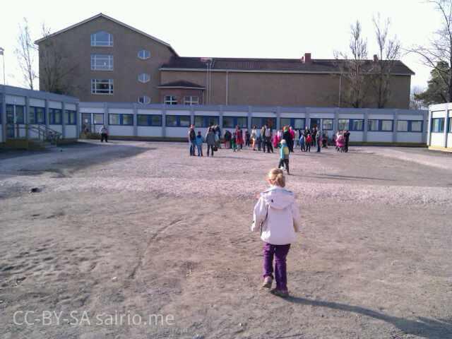 Eskarit-tutustumassa-Tuomelan-kouluun
