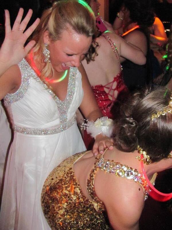 emilyykwalkerr's tweet image. My favorite picture from prom 😂😂😂😂 #backdatassup @ANNIECAPLAN