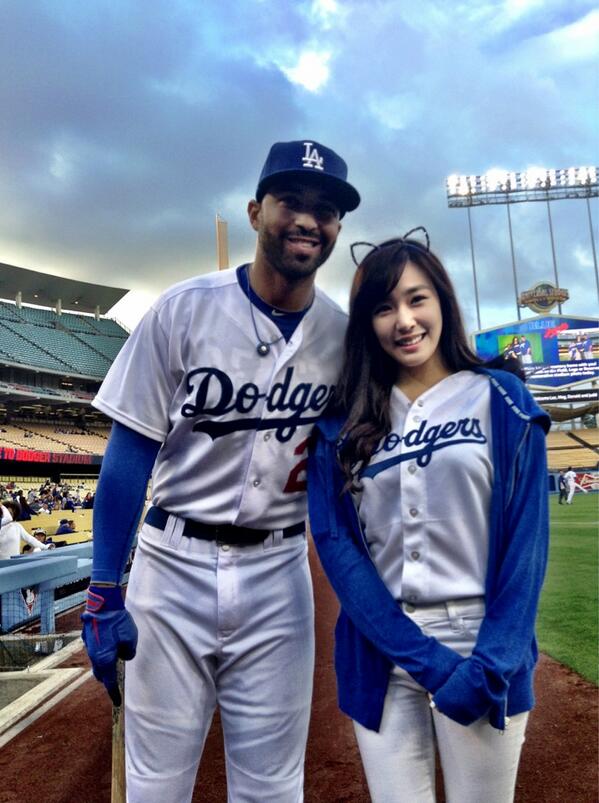 [News][130507] ทิฟฟานี่กับการขว้างบอลของเธอในเกมส์ Los Angeles Dodgers BJoKnJqCMAAyHAz