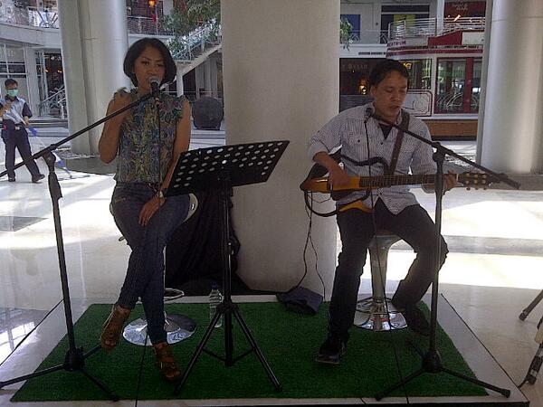 triwidadari_eo's tweet photo. Performance Live Music @shase7en &amp; @kenny_manoppo at @epiwalk in point Lobby area ☺♬ http://t.co/E2L1HmyRle