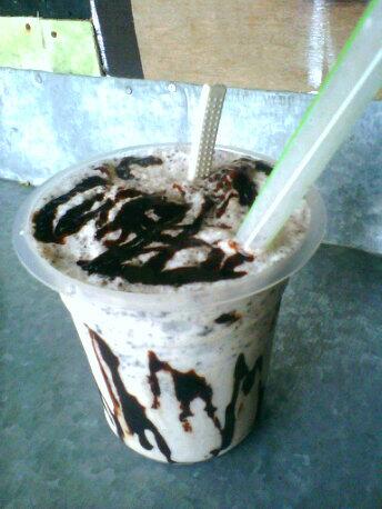 IceBlendshake's tweet photo. Mampir sist :D RT "@Arinhae: I waaaant "@IceBlendshake: Yummy Ice Milk Oreo with Saos Chocolate :9 http://t.co/vLv87ujmue""
