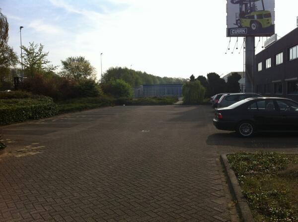 #Lente bij #Itolang (deel 1): een broedende merel zorgt ervoor dat wij niet meer veilig aan 1 kant kunnen parkeren.