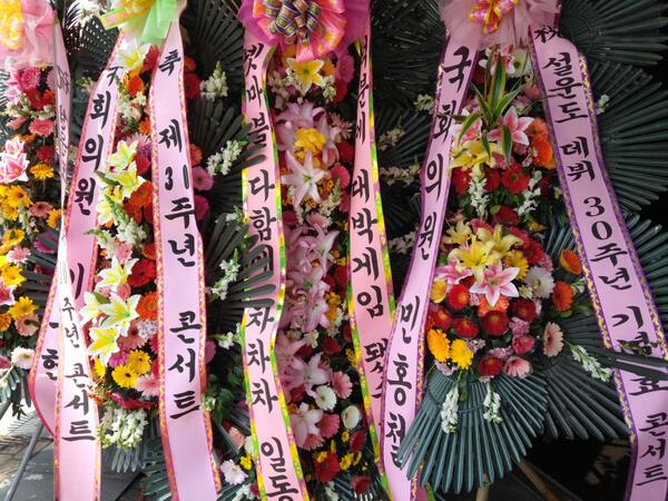cblyonge's tweet photo. 부모님 모시고 설운도님 효 콘서트 다녀와서 화환보고는 필받아서 잠시 손을 놓았던 다함께 차차차 하는중.. ㅋ  R클래스 현질 완료 ㅎㅎ 미쳐~ http://t.co/HdoXe3GdCP