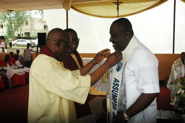 imghowerri's tweet photo. GOV. OKOROCHA BEING CONFERRED THE GRAND PATRON OF CATHOLIC MEN ORGANISATION (CMO) MARIA ASSUMPTA CATHEDRAL OWERRI. http://t.co/hGLTfoufmp