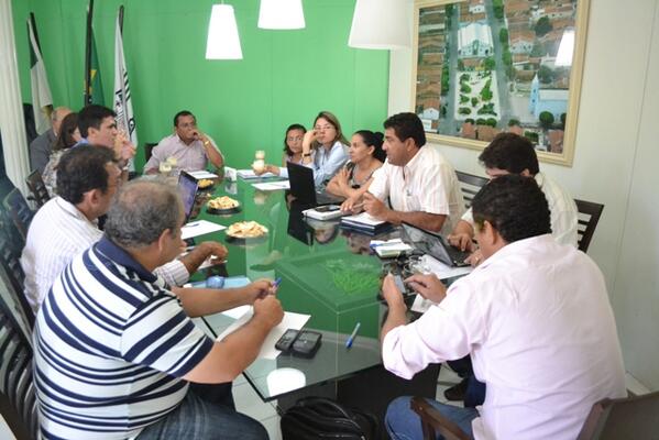 PrefdeUpanema's tweet photo. Prefeitura realiza Oficina de Comunicação com o prefeito Luiz Jairo e secretários municipais: http://t.co/n7T0YM1SfJ
