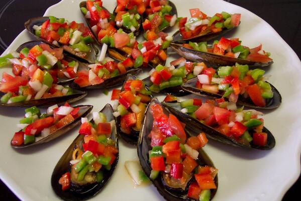 ¿Os apetece algo fresco y ligero para hoy? Proponemos mejillones a la vinagreta, siempre deliciosos y apetecibles.