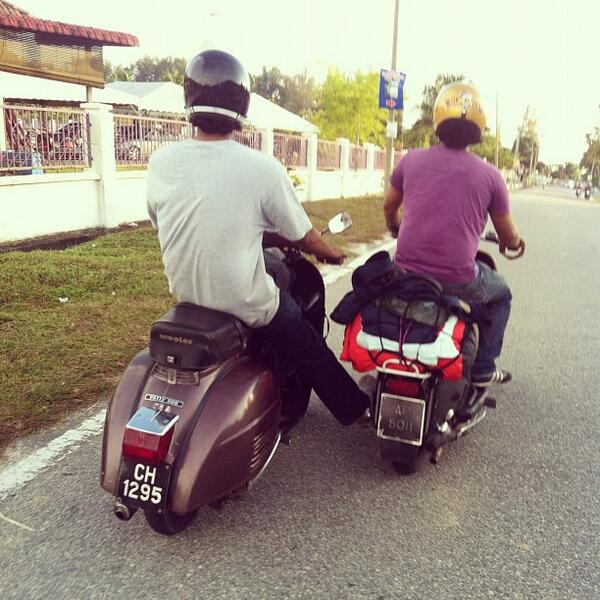 #NowWatching how #Piaggio riders are so friendly to each others. Image taken by Padin. http://t.co/be6TS6an27