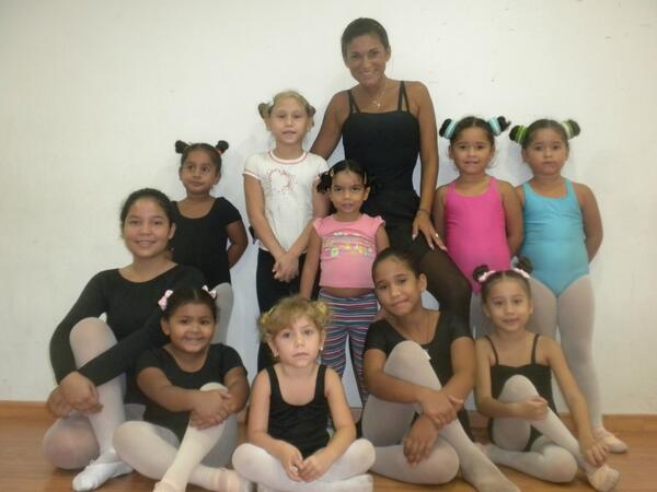 kymy13k's tweet photo. Mis alumnas de ballet... bellas mis pulgas... http://t.co/HtY2sQkDMA