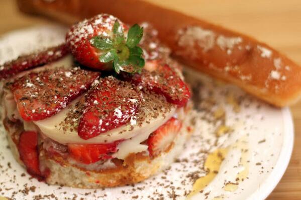 FartonsPolo's tweet photo. Y para después de comer... tarta de #Fartons Polo con #horchata cuajada y fresas... ¡ riquísima !| @FartonsPolo http://t.co/otXU3NsXS7