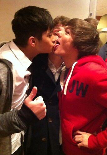 Луи луи поцелую. Луи и элеонор 2022. Элеонор томлинсон и луи томлинсон. Луи луи поцелую. Луи гаррель нос.