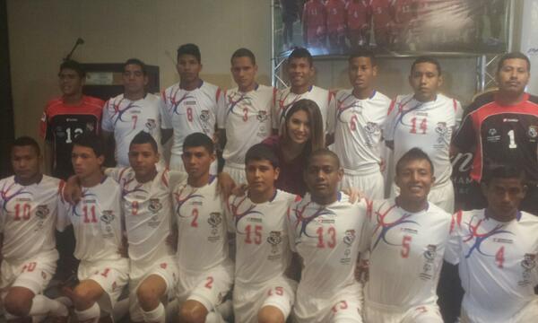 OEPanama's tweet photo. La Miss Panamá para Miss Mundo @MaricelydelC compartió con nuestros chicos @FranKRobInsonn @CoCoas_net http://t.co/t6oMNUf1BI