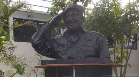 PDAGOGIASOCIAL's tweet photo. .@OlaBolivariana #AsesinoFascistaCapriles Erigen primer busto de nuestro comandante eterno en los próceres! http://t.co/gptOcAhGJ8