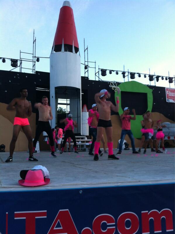 GayMaspalomas's tweet photo. Pink Night started with Pink Zumba on stage in Yumbo Center... http://t.co/XdF8F8XIDV