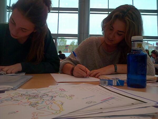 Churriruib's tweet photo. Wapas en la biblio @vicojedaa y @lola_rac http://t.co/krVSLzRMvb