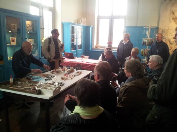 DeGoudseWaag's tweet photo. Van Goudse kleipijp naar plateel. De pijpenmaker is tijdens de Goudse Keramiekdagen aanwezig.  #DeGoudseWaag http://t.co/Zas0GcDjcj