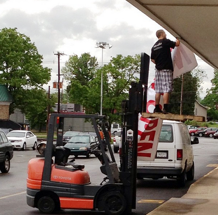 ToyotaEquipment's tweet photo. Photo of the day: Which is worse, safety issue or the fashion choice? http://t.co/3LuqGLddMU #forklift #safety http://t.co/3TpetrK5Nm