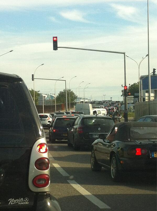 mathilde_frns's tweet photo. Pétage de plomb #embouteillage #çaavancepas !!!!! 😡😡🚗🚗🚙🚕 http://t.co/bTDoarHgTq