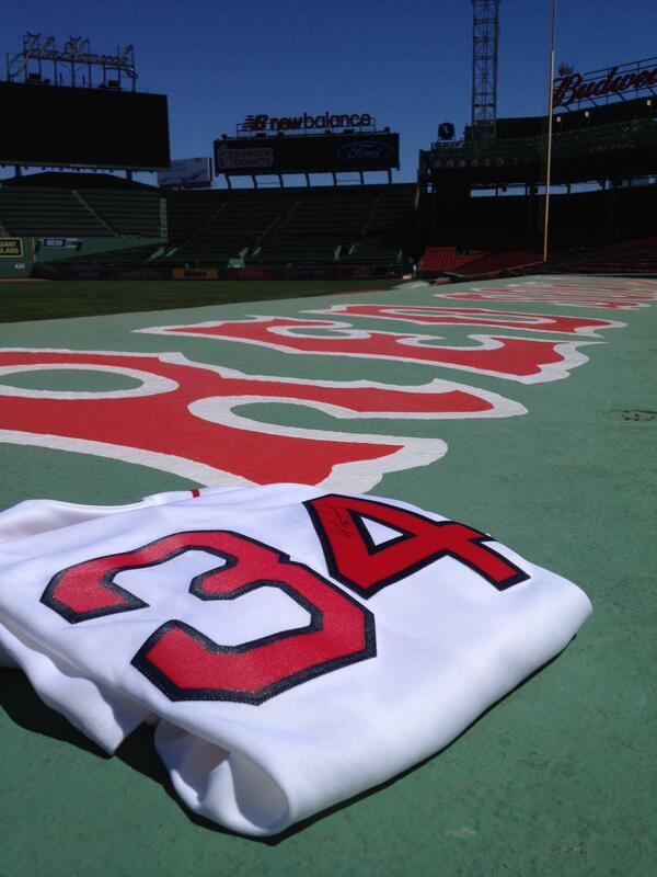 davidortiz's tweet photo. Help raise $$ 4 @RedSox_Fund If this tweet gets 1.5K RTs they will pick a RTer 4 this signed jersey #whiff + @RedSox! http://t.co/kwnlcrc79Y