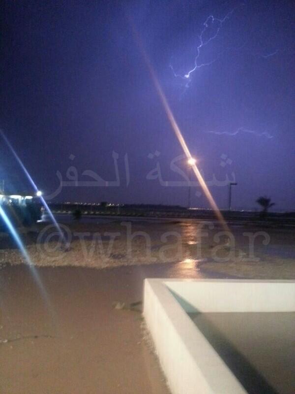 hfr_city1's tweet photo. أمطار غزيرة الآن
في مدينة الملك خالد العسكرية
وبداية قطرات خفيفة
على محافظة حفرالباطن 

- http://t.co/rLYxBJz3Yj