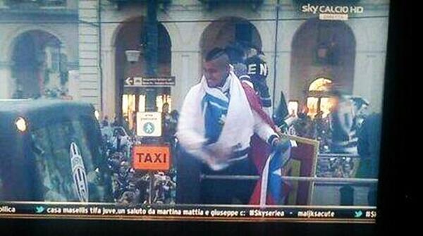 colocolodetodos's tweet photo. Arturo Vidal, festeja en Turín envuelto con la bandera de Colo-Colo http://t.co/zAnRdXTsqi
