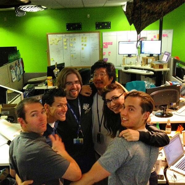 ZapposCulture's tweet image. #eyezapp #zapposinstachallenge #corevalue7 TECH GROUP HUG!!! by cpeakeio