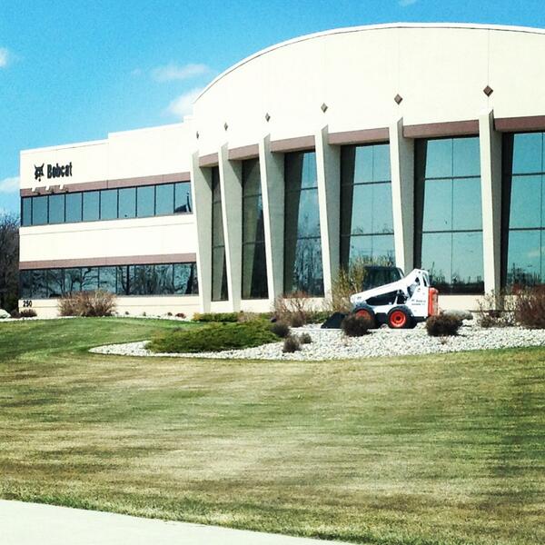 BobcatCompany's tweet image. It's a beautiful spring day at the #Bobcat office in @FargoMoorhead!