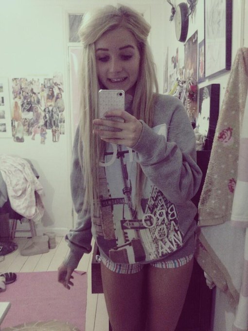 Watch Lottie Moss's leaked NSFW photo on TwXstars