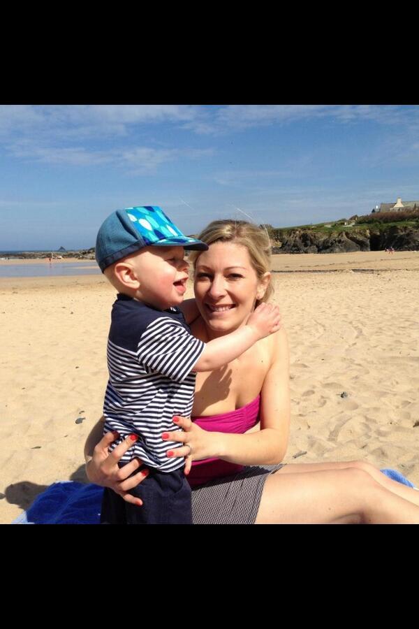 DanielleMidz's tweet photo. What an amazing beach to have on our doorstep #ilovecornwall http://t.co/64icP2fLQA