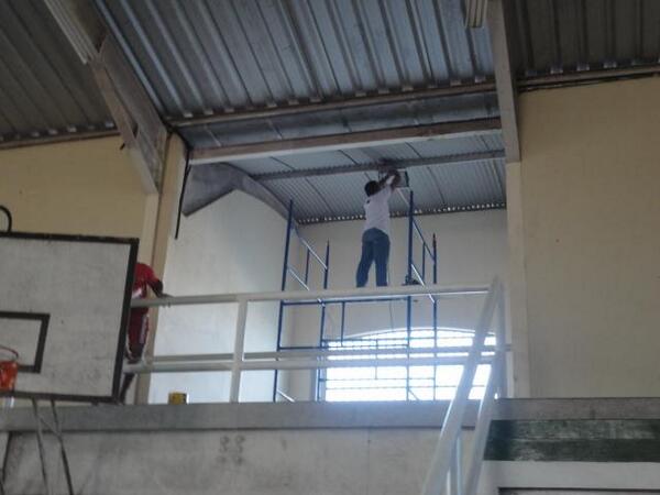 Policenia's tweet photo. A PMCG está reformando o ginásio de esportes da Vila Plínio Lemos, no Zepa http://t.co/DOaaZc4yDe