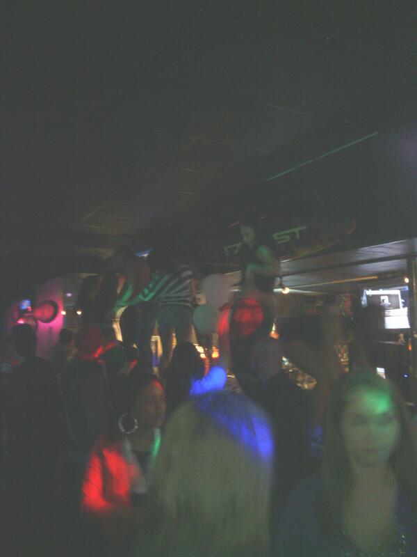 LoCoBananaZ's tweet image. Meanwhile at #SandbarVB with @BLawIsLOCO behind the bar #RegularShit for #LocoBananaZ