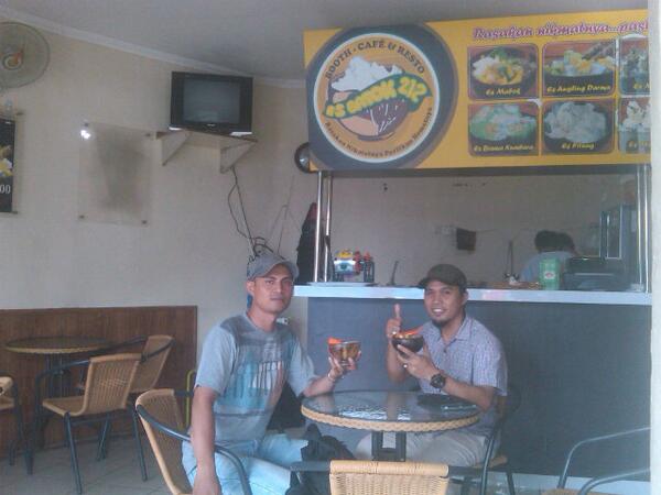DenRaffy's tweet photo. Panas-panas minum es mbaoek durian,di esbatok cafe kahfi 2 ciganjur @esbatok212 @esbatok212_LPG @Waralaba_ID @bijewi http://t.co/kr7YqBWZmq