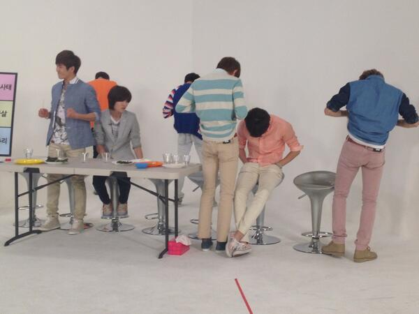 bestIdolone's tweet photo. "꼬기 줄께~ 복근을 보여 다오~" 악마의 속삭임에 넘어간 고기덕후 인피니트. 급 복근 안부 인사 중.
걸려들었어!! 인스피릿 여러분~ 오늘 캡쳐 준비하세요~ <주간아이돌 mbc에브리원 6시> http://t.co/ywCGP6EJiO