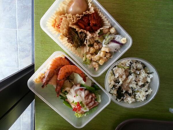 authum1004's tweet photo. 대학로문샤인오늘의 도시락은 오븐구이 도시락과 취나물입니당 http://t.co/WP4XVP34yV