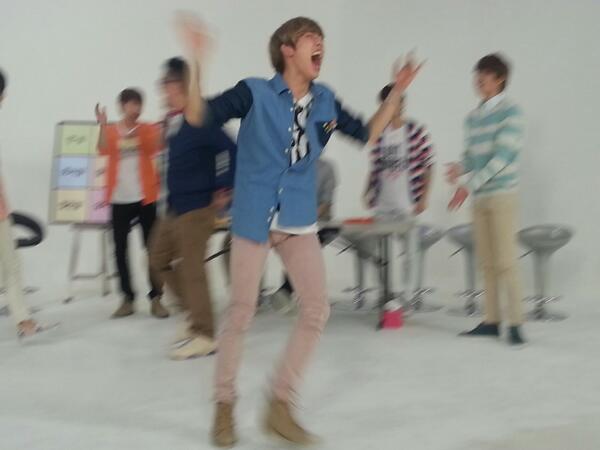 bestIdolone's tweet photo. 오늘 오후 6시 mbc 에브리원 <주간아이돌> 본방인증샷을 찍어 홈페이지 시청소감란에 올려주세요. 추첨을 통해 인피니트 싸인 cd 드려요 ( * 오늘 방송은 손수건을 준비해주세요. 너무 웃다 울 수도 있음) http://t.co/TzUax6JnAq