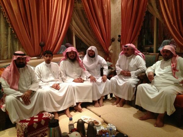 a_alahmaad's tweet photo. مع زملاء الجامعة في اجتماعنا الدوري منذ ٢٤ سنة؛ تجدد اللقاء ليلة الأحد الماضي؛ ما أجمل وفاء الزملاء، فشكرا لهم http://t.co/njlt2fULX6