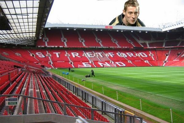 LaurenceW27's tweet image. Peter crouch spotted outside Old Trafford this morning?! #mufc #nextmanager