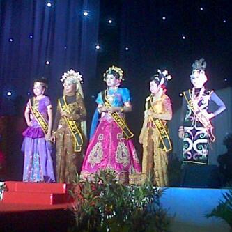 Malam Puncak Putri Nusantara 2013 <a href="/ipdnregsulsel/">IPDN KAMPUS SULSEL</a> <a href="/stpdnipdn/">STPDN / IPDN</a> (photo by : Agustin)