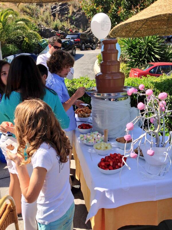 RestLaCala's tweet photo. Fuente de chocolate en la comunión del sábado 4 de Mayo http://t.co/S31j2NYCo1