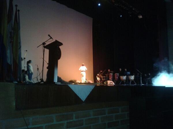 CBASICASUDEM1's tweet photo. Los paisajes de Machu Pichu engalanan esta ceremonia de inauguración en el teatro Gabriel Obregón Botero de @udem61 http://t.co/tVl8TEQtpW