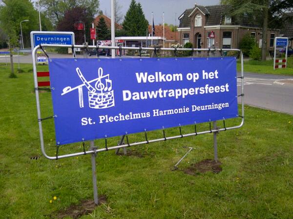 De voorbereidingen voor 't <a href="/dauwtrapfeest/">Dauwtrapfeest</a> zijn in volle gang. U wordt nu al welkom geheten in #Deurningen Tot morgen!
