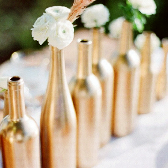 Eviniz için güzel bir önerimiz var! Eski şişelerinizi sprey boyayla boyayarak harika vazolar yaratabilirsiniz.