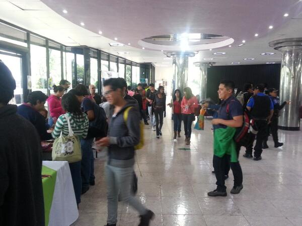PrevencionMH's tweet photo. Jornada de Prevencion del Delito en la ESCA Santo Tomás @delegacionMH @vromog @alaingranados http://t.co/weVkkh2xoY