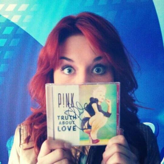 lisa_wohlgemuth's tweet photo. Das neue album von p!nk mit original unterschrift...... :) ich rast voll aus :** ......... http://t.co/HNhJrS8kpf
